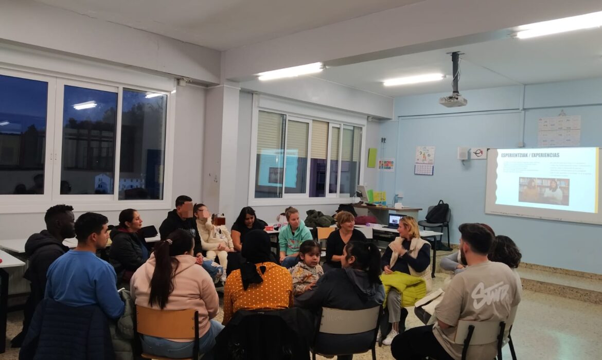 Formación de las familias que participaran en el programa Familia Laguna 2024-25